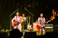 「I LIKE YOU」を2人で歌うトータス松本（左）、のん（右）。