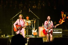 「I LIKE YOU」を2人で歌うトータス松本（左）、のん（右）。