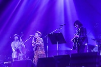 Ｔ字路sと斉藤和義（右）。