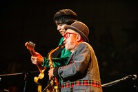 仲井戸“CHABO”麗市（左）と梅津和時（右）。