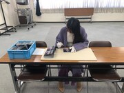 ブックレットにサインを書く茅原実里。