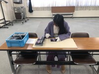 ブックレットにサインを書く茅原実里。