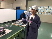 「メモリーテック御殿場工場」を訪れた茅原実里。