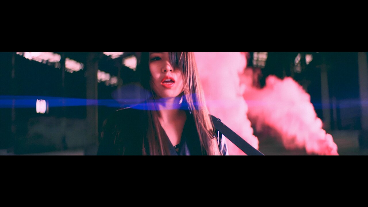 阿部真央「まだいけます」MVで蛇と共演