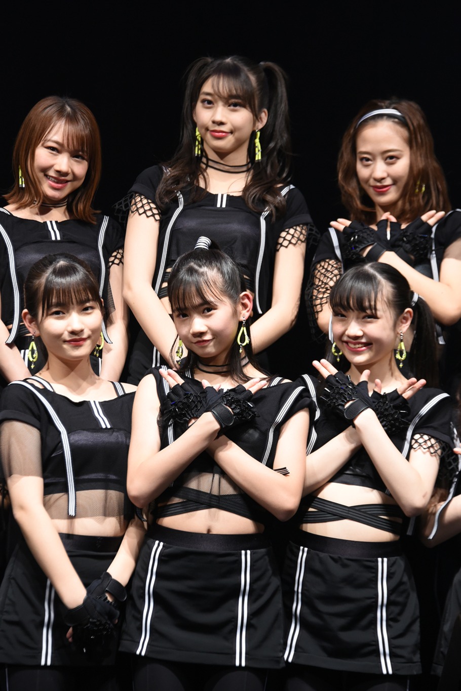 上段左から石田亜佑美、牧野真莉愛、小田さくら。下段左から北川莉央、岡村ほまれ、山崎愛生。