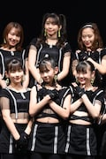 上段左から石田亜佑美、牧野真莉愛、小田さくら。下段左から北川莉央、岡村ほまれ、山崎愛生。