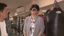 自宅のトレーニングジムを披露するGACKT。 (c)フジテレビ