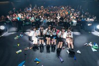 ファンと記念撮影するPiXMiX。（写真提供：キングレコード）