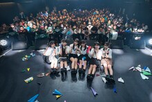 ファンと記念撮影するPiXMiX。（写真提供：キングレコード）