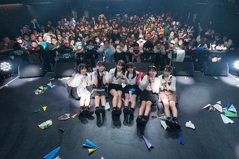 ファンと記念撮影するPiXMiX。（写真提供：キングレコード）