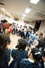 イベント直前に円陣を組む青春高校3年C組。