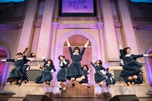 デビュー曲「君のことをまだ何にも知らない」を披露する青春高校3年C組アイドル部。