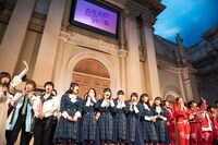 オリコンランキング発表に驚く生徒たち。