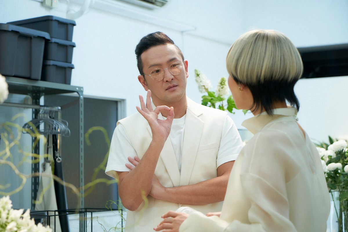 左から中村獅童、中谷美紀。