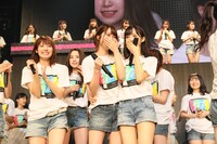 神奈川・横浜アリーナ公演開催決定の知らせに感激するチーム8メンバー。(c)AKS