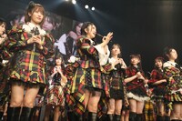 挨拶するAKB48グループ総監督の向井地美音。(c)AKS