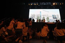 神奈川・横浜アリーナ公演開催決定の知らせに驚くAKB48メンバー。(c)AKS