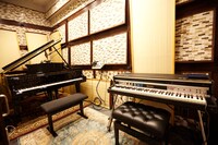 反射材を壁一面に配しエコーチェンバー（残響室）としても使用可能なブース。