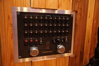 ノイズをブロックするため、コネクターパネルは通常の金属製のものではなく、カーボン製の特注品を使用。