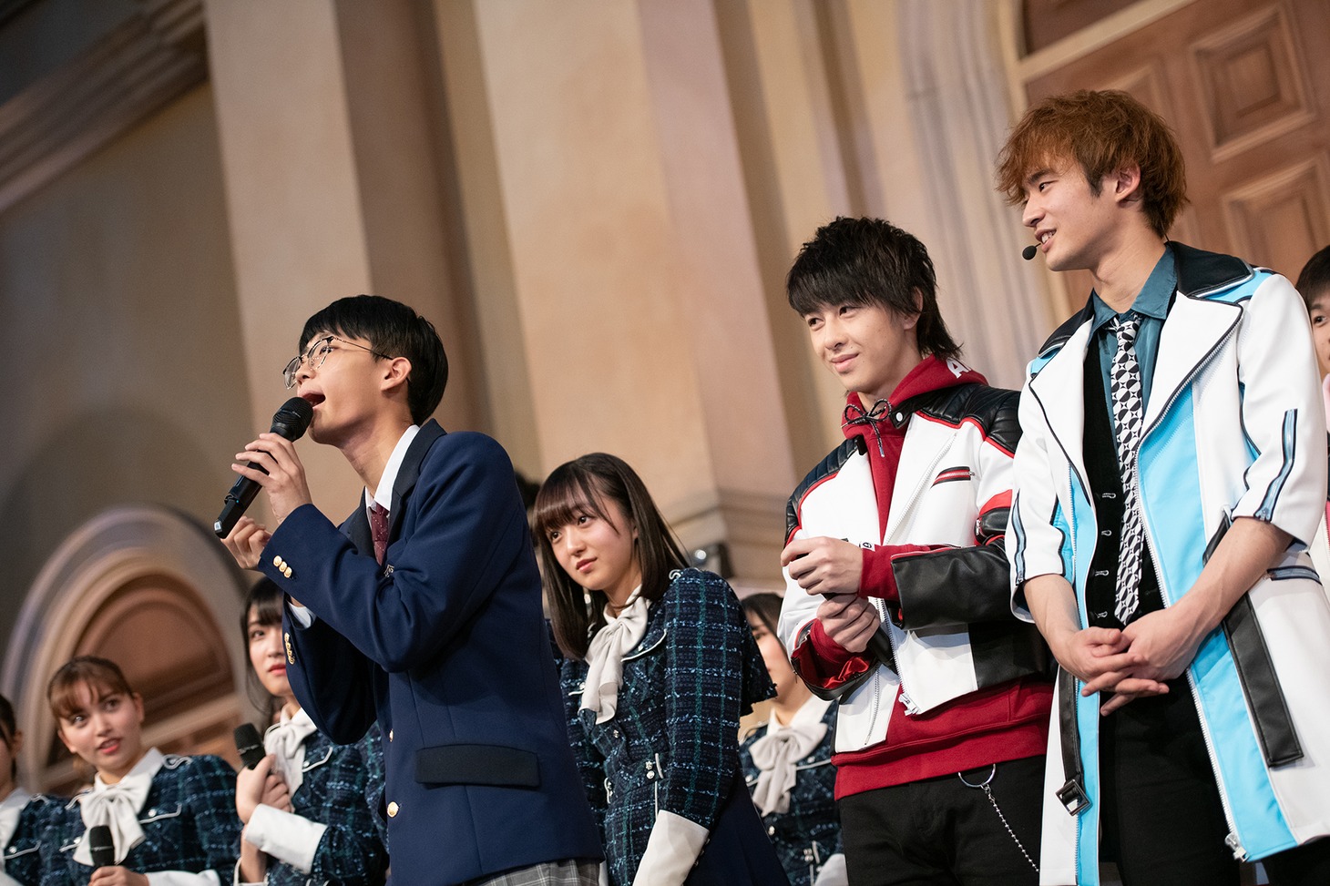 バトラーズ河野紳之介の決めフレーズ「フォンダンショコラだ」に挑戦する姜羽相（左）。