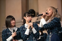 ショッピングモールで「ヤッホー」と叫ぶ川谷花音（右）。