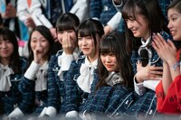 担任のコメント映像を観る生徒たち。