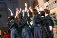 ステージ上で円陣を組む青春高校3年C組アイドル部。