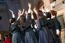 ステージ上で円陣を組む青春高校3年C組アイドル部。