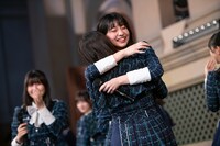 歌う前に感極まって涙する学級委員・日比野芽奈に抱きつく兼行凜。