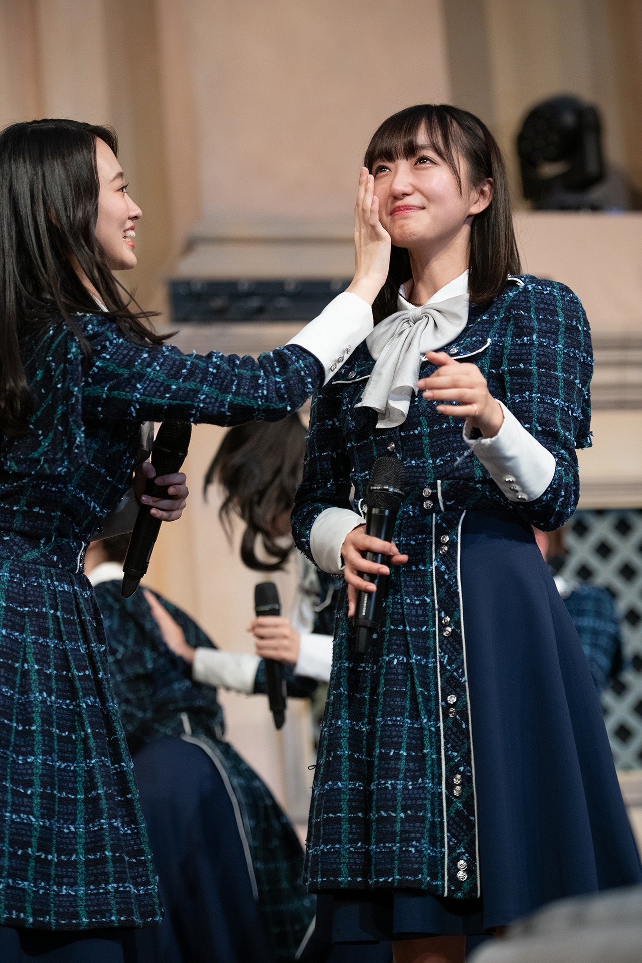 日比野芽奈（右）の涙を拭う前川歌音。