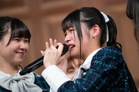 泣きじゃくる持田優奈（右）。