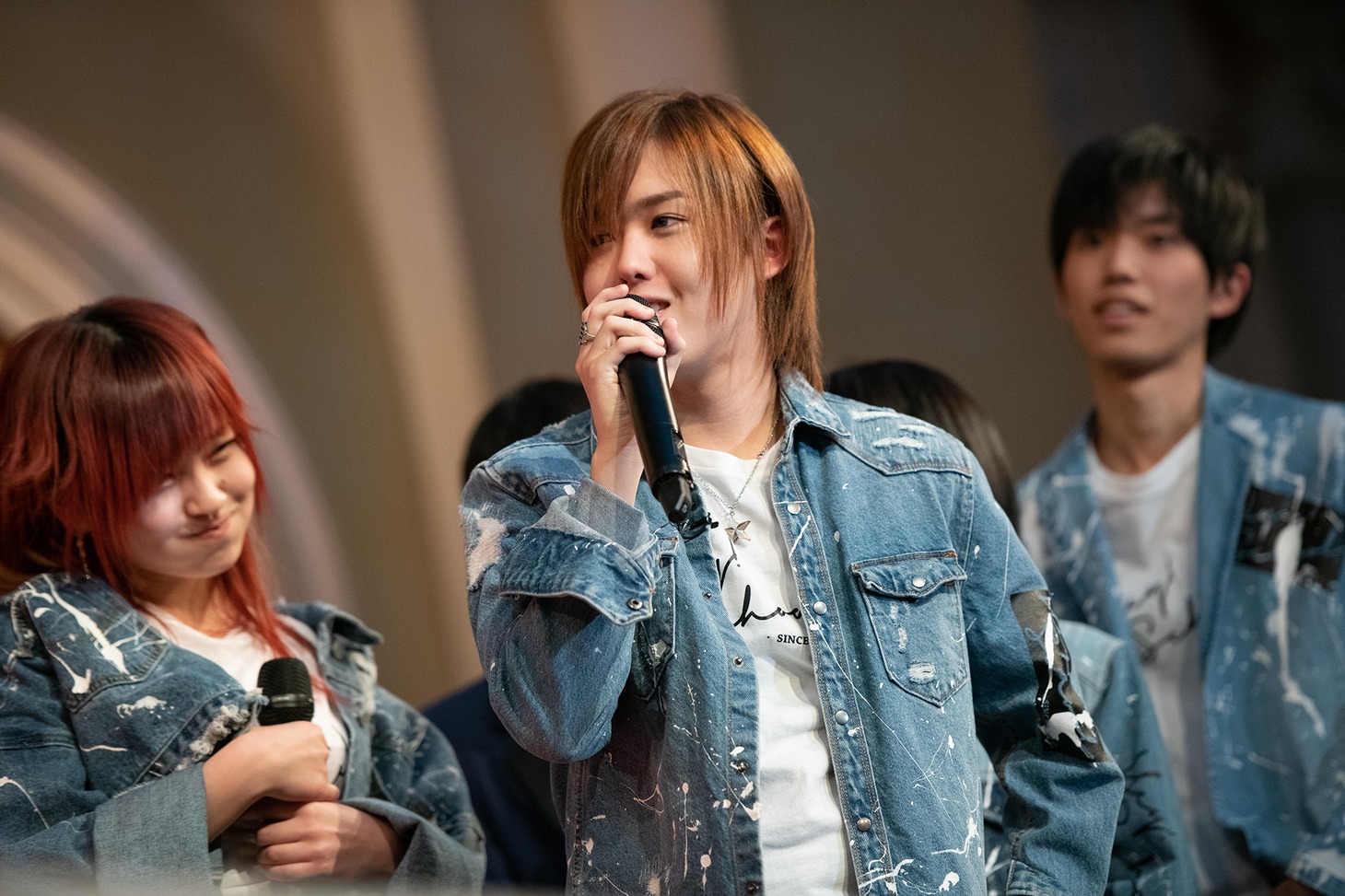 アグレッシブなバイオリン演奏を見せた上島陸歩（中央）。