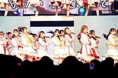 AKB48結成15年目の単独コンサートにメンバー107人出演、チーム8横アリ 