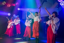 PiXMiX「New Yearワンマンライブ『今年もよろピクミク！2020』」の様子。（写真提供：キングレコード）