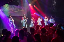 PiXMiX「New Yearワンマンライブ『今年もよろピクミク！2020』」の様子。（写真提供：キングレコード）