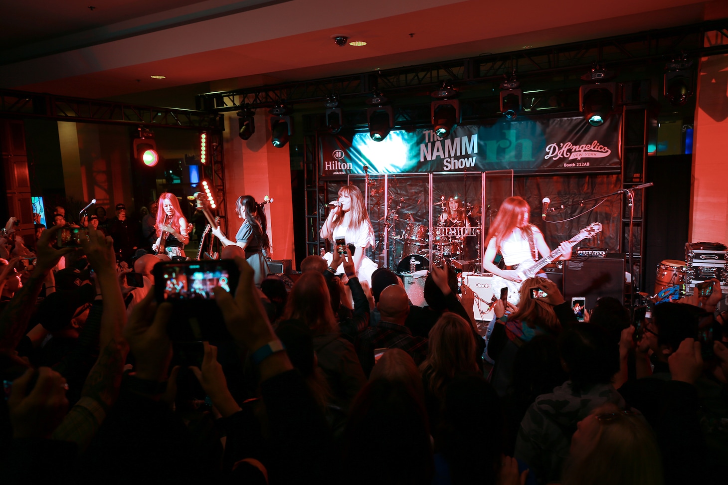 Aldious「The NAMM SHOW 2020」出演時の様子。（Photo by Michael Helms）
