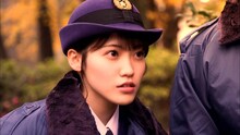 警察官を演じる松田里奈（欅坂46）。(c)日本テレビ