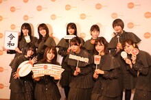 上段左から渡辺梨加、守屋茜、田村保乃、小池美波、土生瑞穗、下段左から森田ひかる、菅井友香、小林由依、渡邉理佐、松田里奈（欅坂46）。