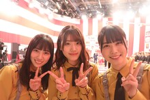 左から河田陽菜、佐々木美玲、丹生明里（日向坂46）。