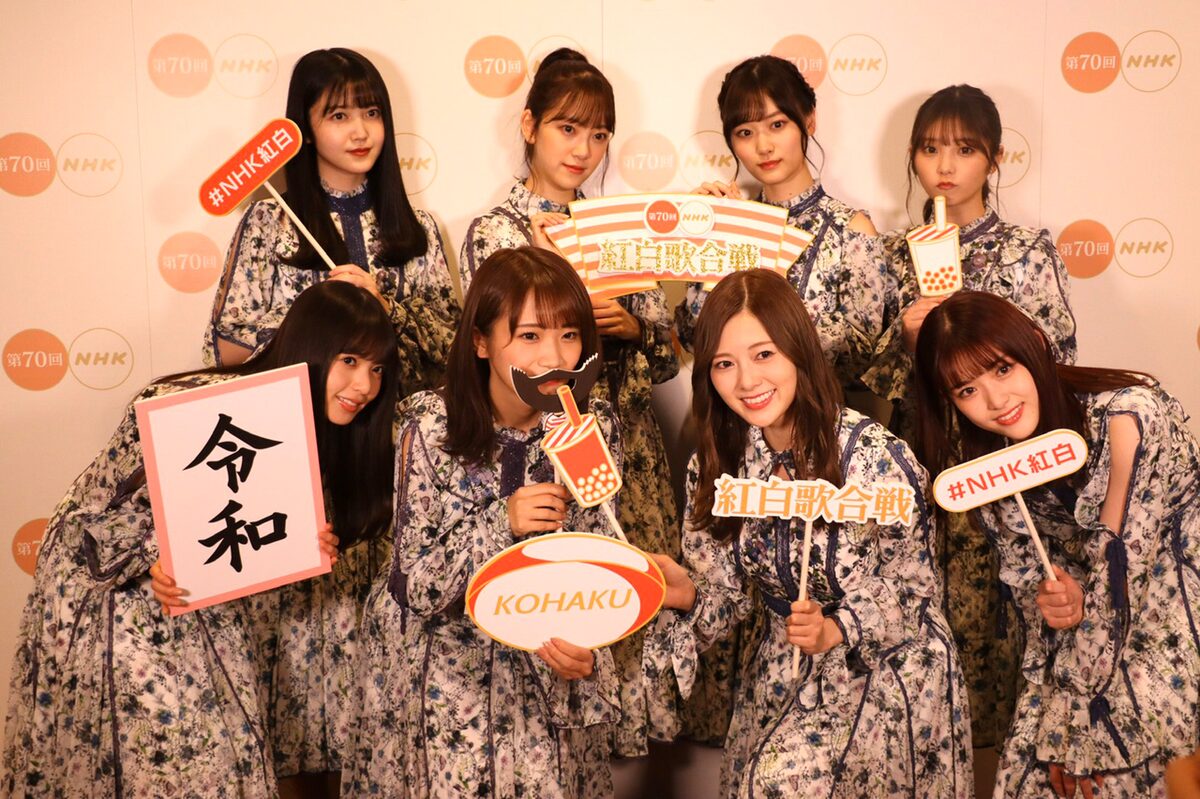 上段左から久保史緒里、堀未央奈、山下美月、与田祐希、下段左から齋藤 