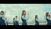 日向坂46「ソンナコトナイヨ」ミュージックビデオのワンシーン。