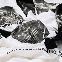 INSTANT FAME×横山健×KOSUKE KAWAMURAのコラボアイテム。