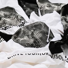 INSTANT FAME×横山健×KOSUKE KAWAMURAのコラボアイテム。