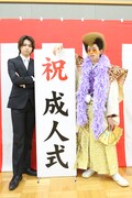 新成人に扮した超特急のタカシとリョウガ。