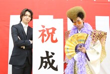 新成人に扮した超特急のタカシとリョウガ。