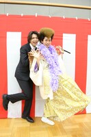 新成人に扮した超特急のタカシとリョウガ。