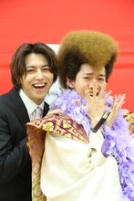 新成人に扮した超特急のタカシとリョウガ。