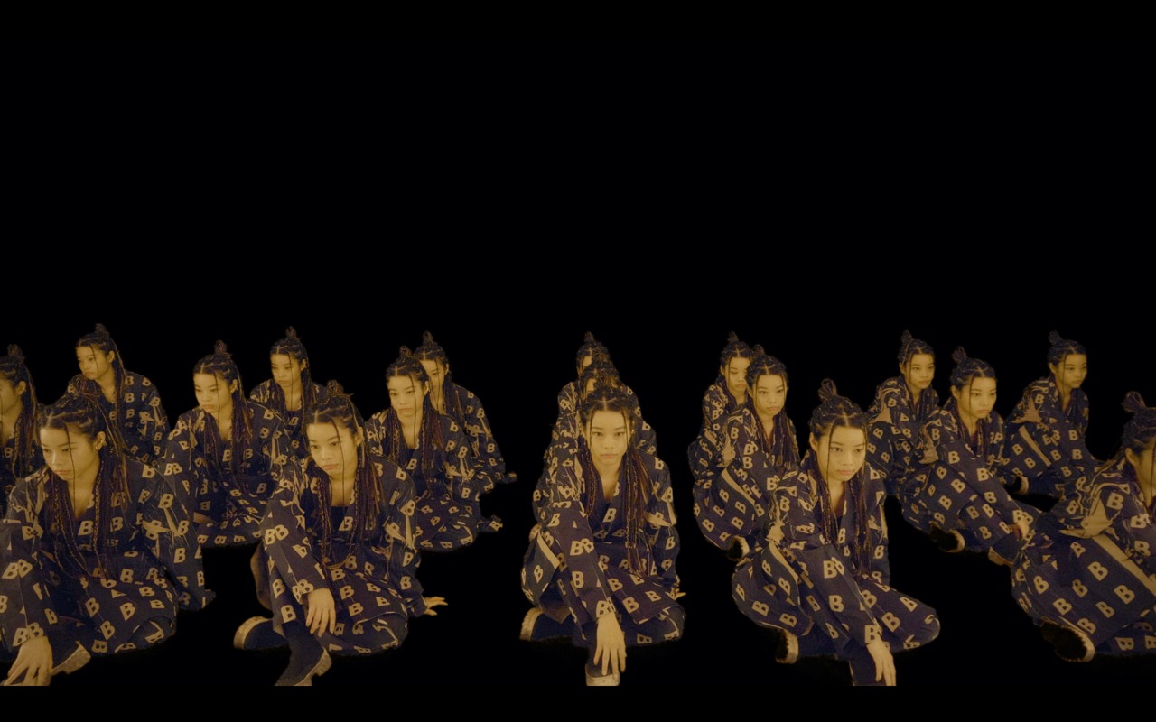 xiangyu「ひじのビリビリ」MVのワンシーン。