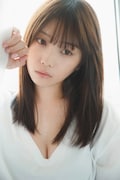 与田祐希2nd写真集「無口な時間」より。(撮影:菊地泰久)