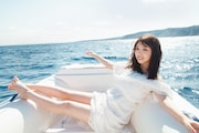 与田祐希2nd写真集「無口な時間」より。(撮影:菊地泰久)